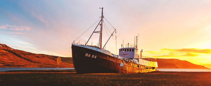 How to grow confidence. Shipwreck at the seashore with dreamy sundown. Blog article by RebeccaRoberts.com